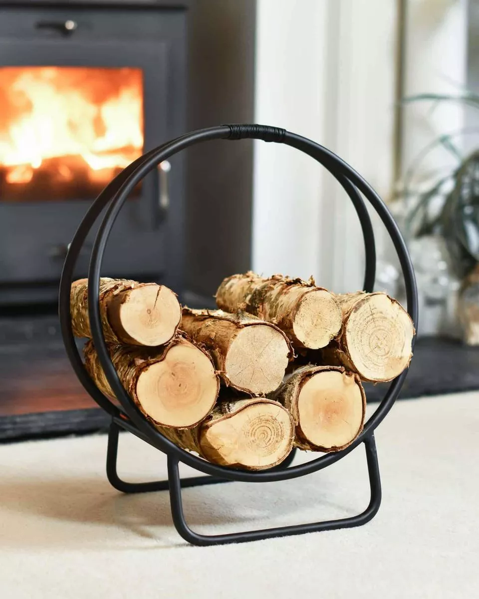 Kaminholzhalter rund, platzsparend neben Kamin platziert Kaminholzhalter rund, platzsparend neben Kamin platziert